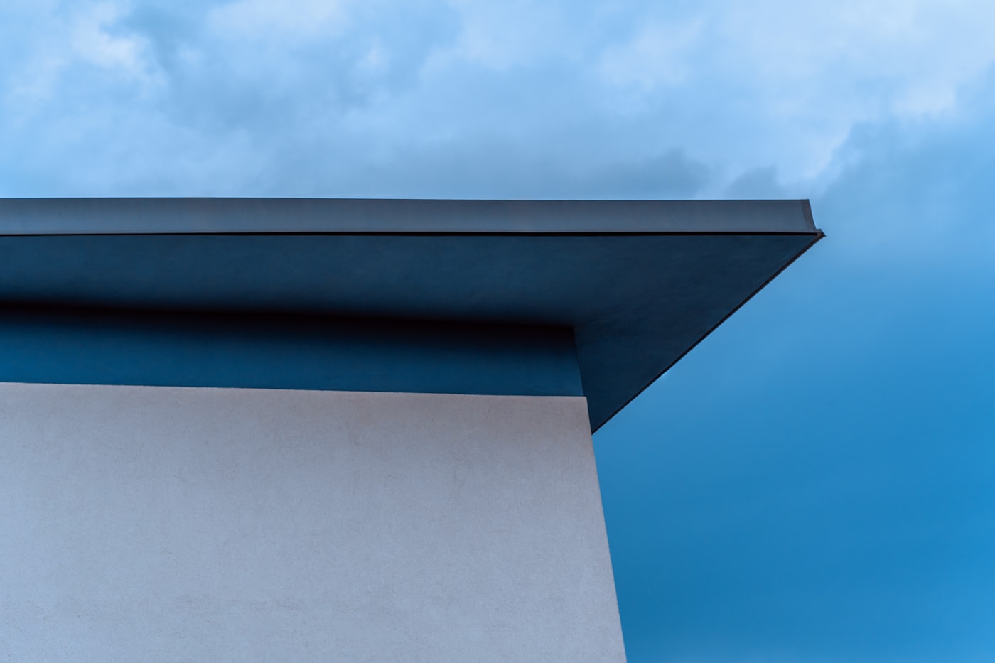 Low-slope flat roof with a newly welded single-ply membrane